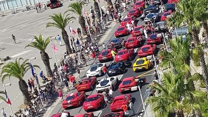 La Grande Motte : un rassemblement de Ferrari pour la bonne cause