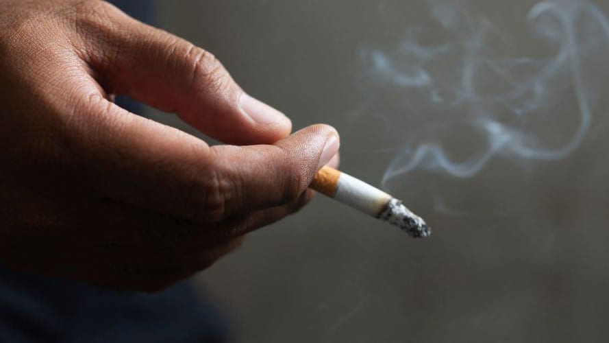 Cigarette : plages, parcs, jardins publics… fumer sera interdit dès le 1er juillet 2025