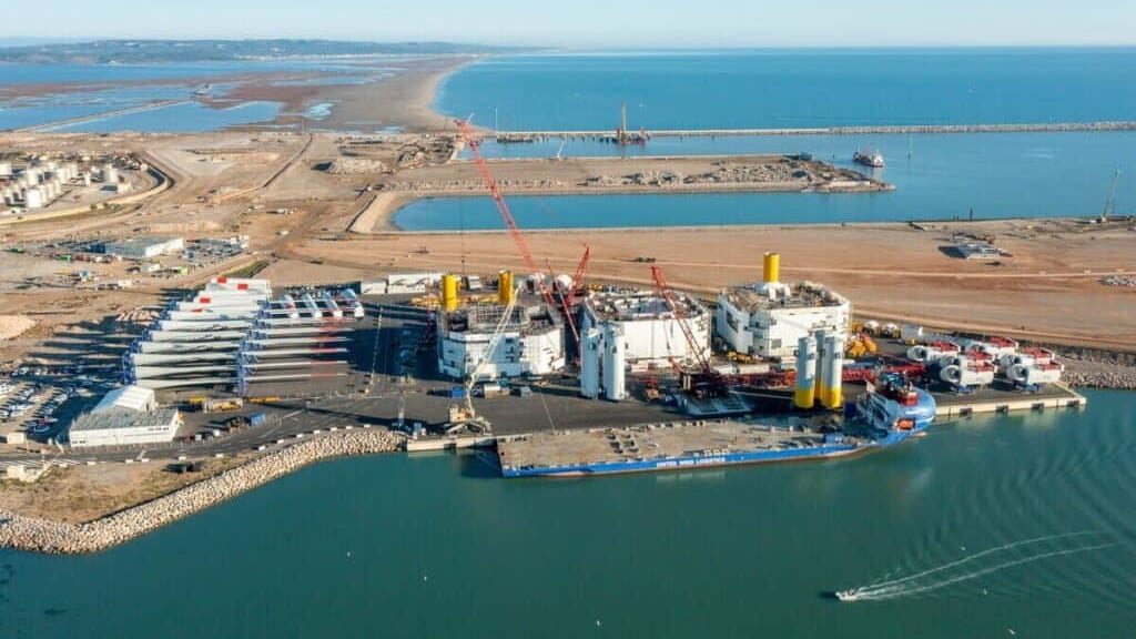 Port-La Nouvelle : l’assemblage des premières éoliennes flottantes a débuté