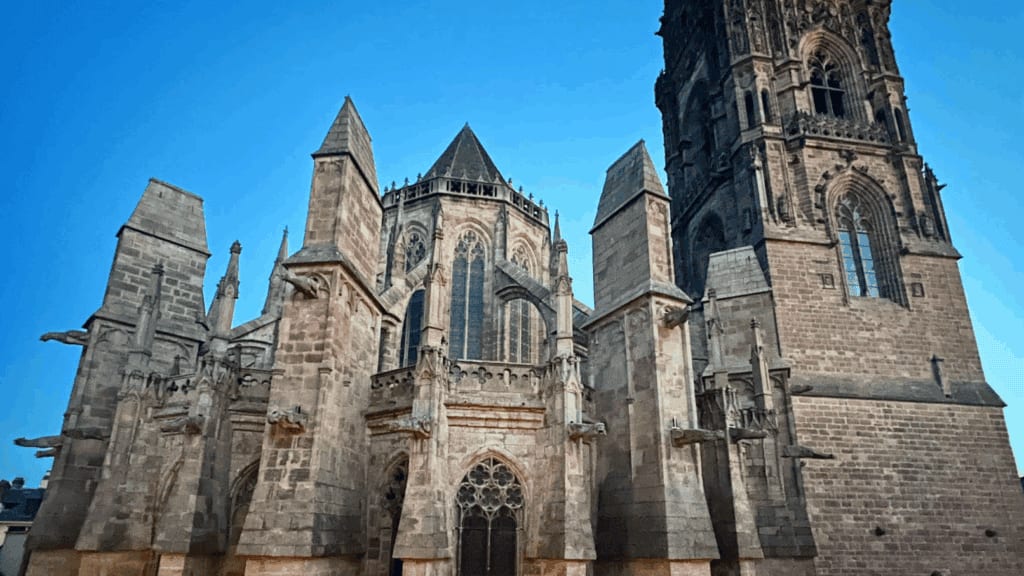 Aveyron : 4 parachutistes stoppés avant un saut risqué depuis une cathédrale