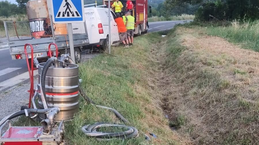 Gard : accident, un fût de 500 litres de gasoil se déverse partiellement sur la route