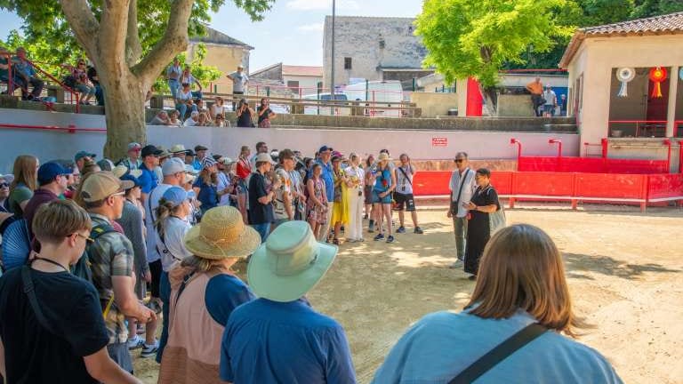 Gard : quand des Américains découvrent la course camarguaise à Vallabrègues