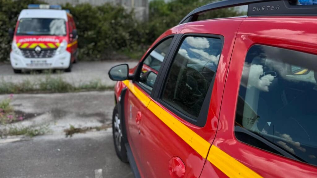 Nîmes : violent feu d’habitation, une vingtaine de pompiers engagés