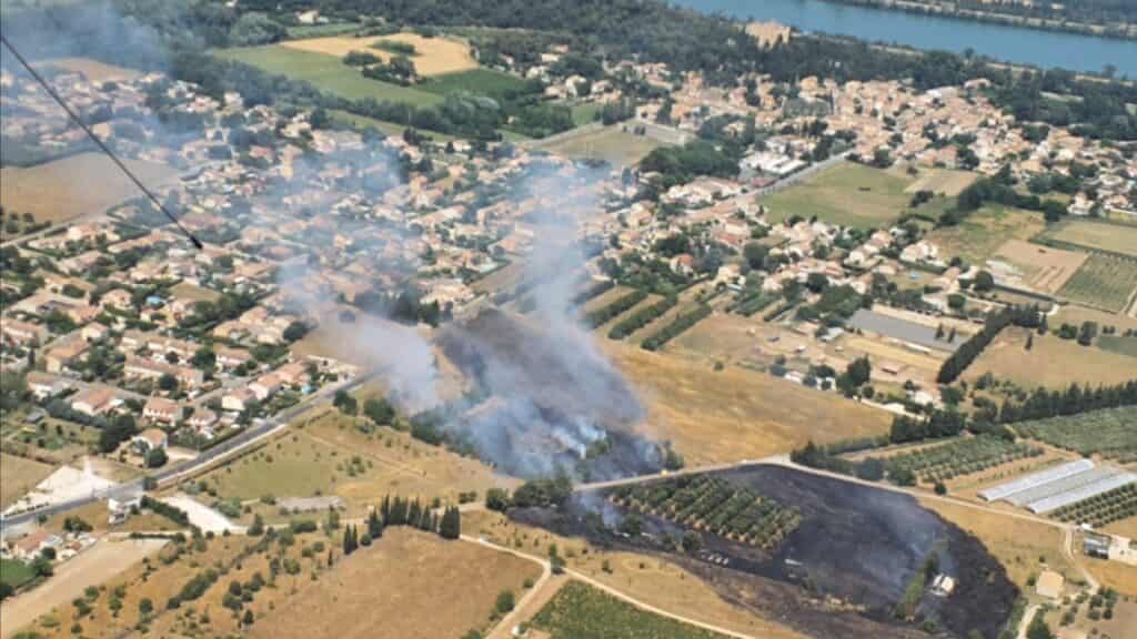 Gard : feu de chaume, trois hectares de végétation ravagés et une serre endommagée