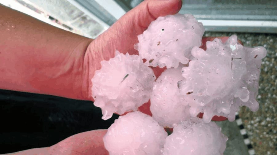 Météo : deux morts et de nombreux dégâts après des orages d’une rare intensité