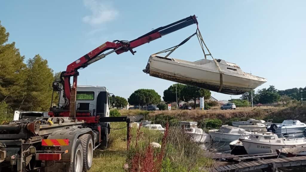 Hérault : six épaves de bateaux retirées du port  Suttel à Balaruc-les-Bains