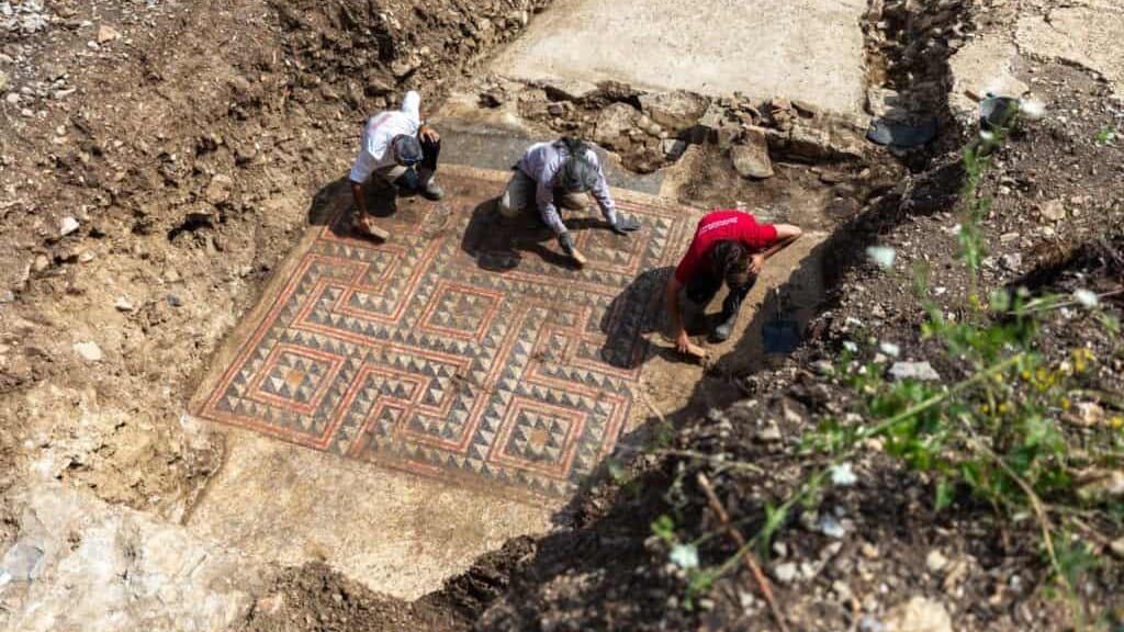 Alès : une mosaïque antique et des sépultures exhumées