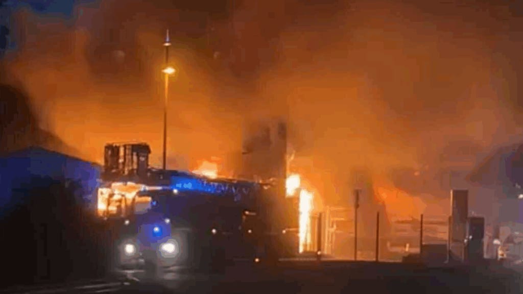 Lodève : un violent incendie ravage un garage et une ferronnerie