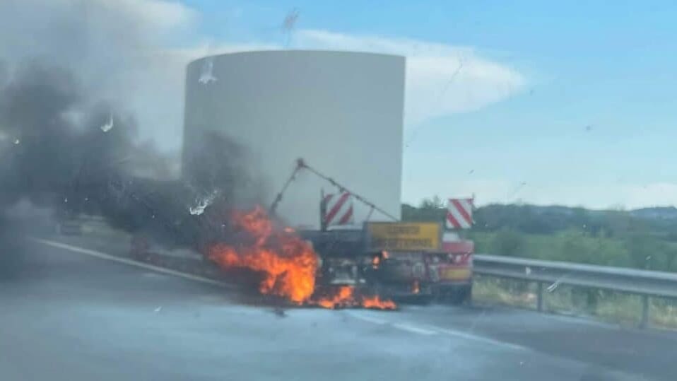 Autoroute A75 : une remorque de camion en feu