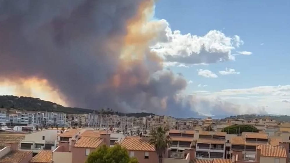 Aude : l’incendie hors de contrôle à Narbonne, plus de 1500 hectares brûlés