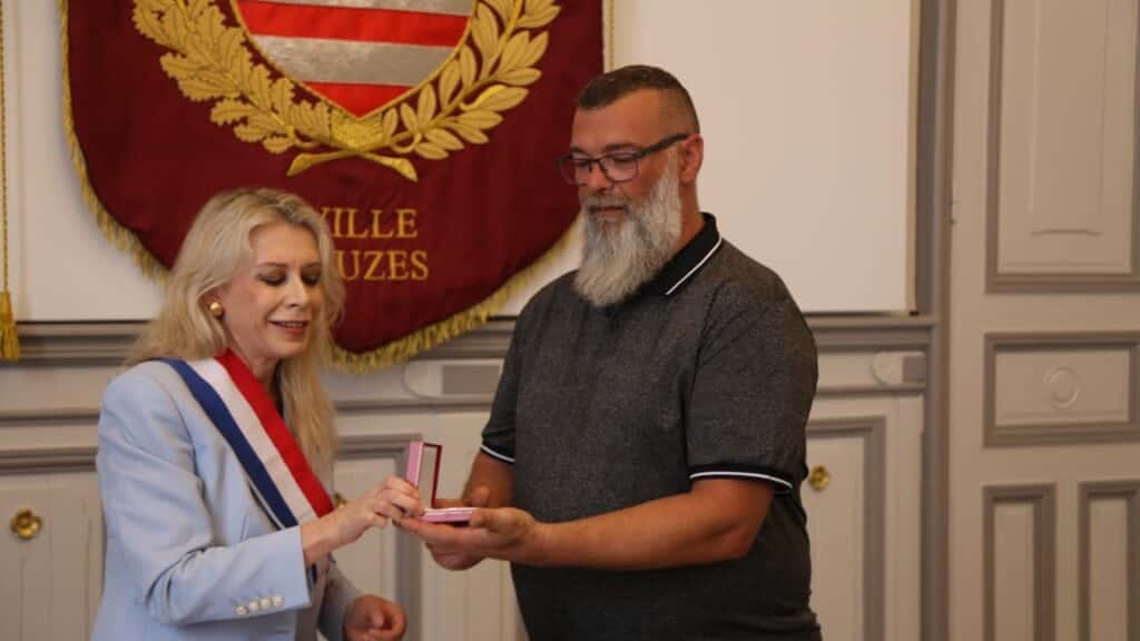 Uzès : la médaille de l’Assemblée nationale remise au boulanger ayant désarmé un homme