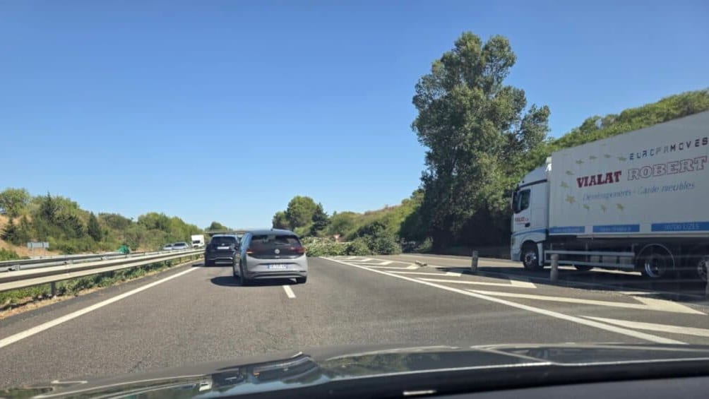 Autoroute A54 : prudence, un arbre couché sur la voie au niveau de Garons