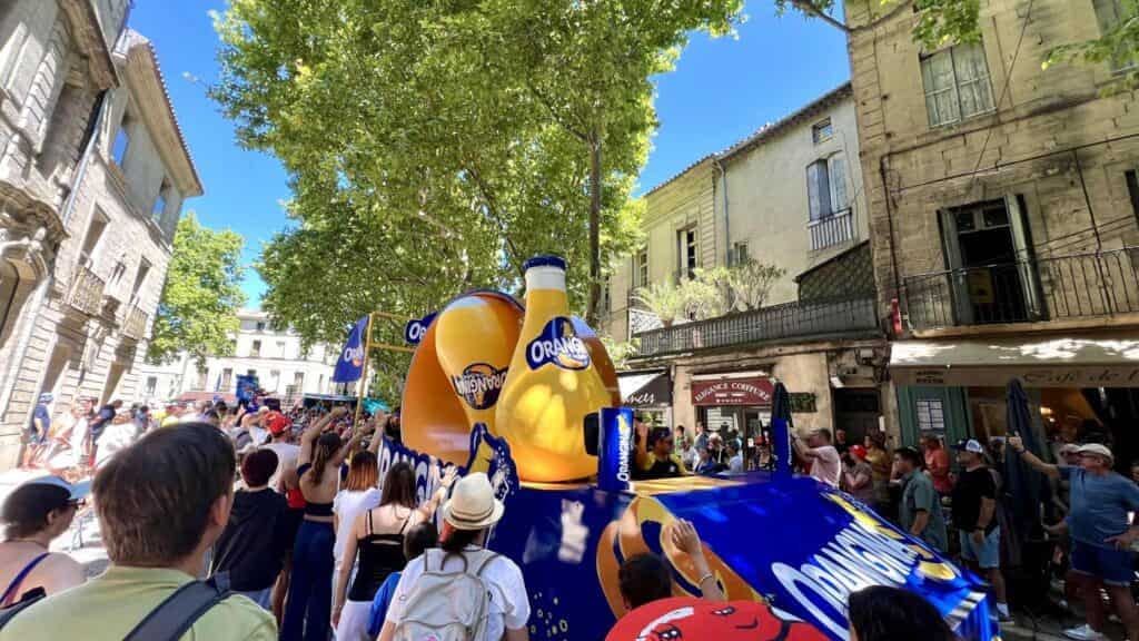 Tour de France : le passage de la caravane dans le Gard en vidéo