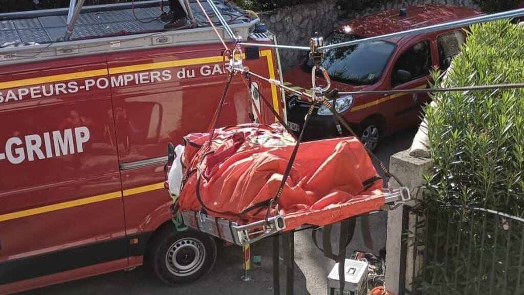 Gard : une personne âgée chute à son domicile, elle est évacuée par la fenêtre