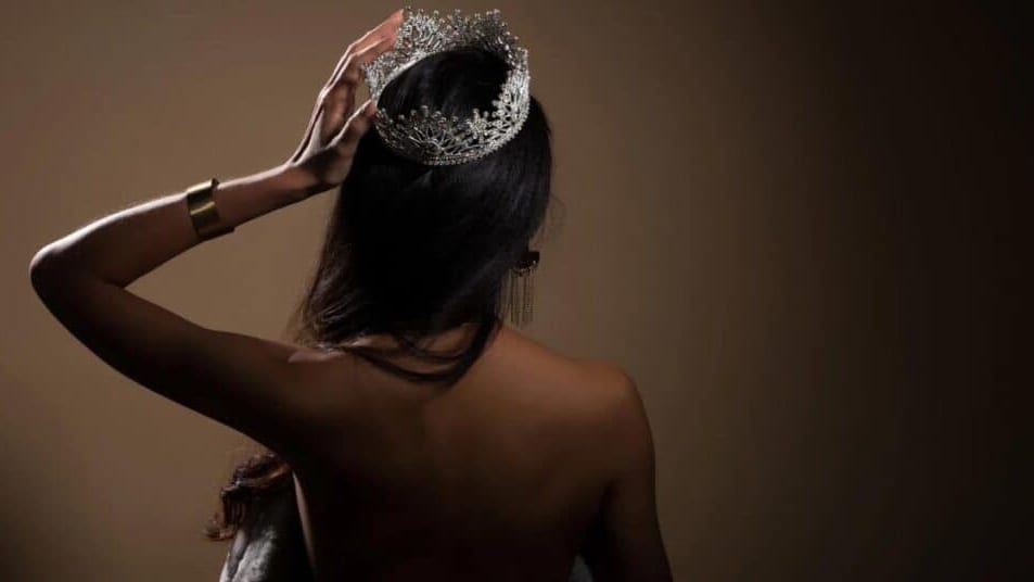 Lozère : Miss Languedoc, le Département met à disposition un bus pour soutenir Lola Pesquié