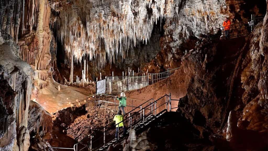 Hérault : une bouffée de fraîcheur au coeur de la grotte de Clamouse