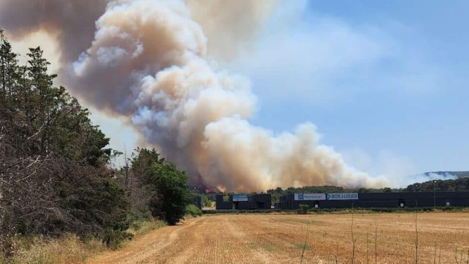 Incendie sur l’autoroute A9 : une aire de repos et le quartier d’un village évacués sous peu