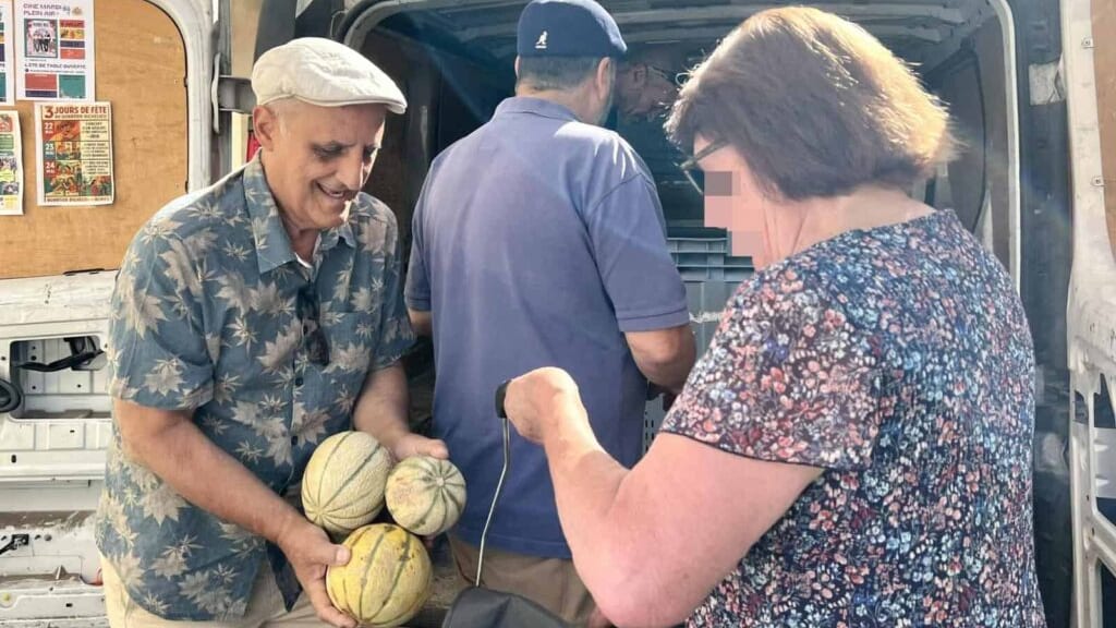 Nîmes : « Je suis veuve et j’ai une petite retraite », des fruits et légumes gratuits à Richelieu