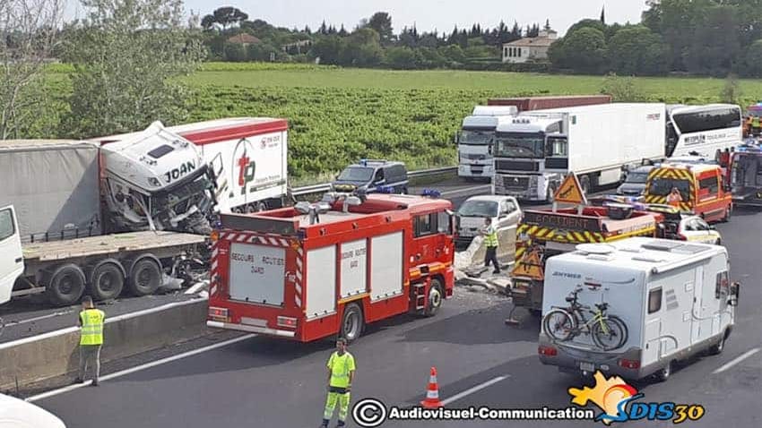 Gard : gros bouchons sur l’A9, un poids lourd transportant du bois couché sur les voies