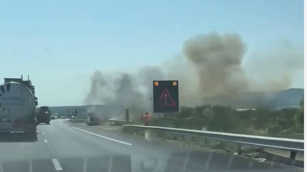 Hérault : incendie de véhicule sur l’A9, propagation en cours à la végétation