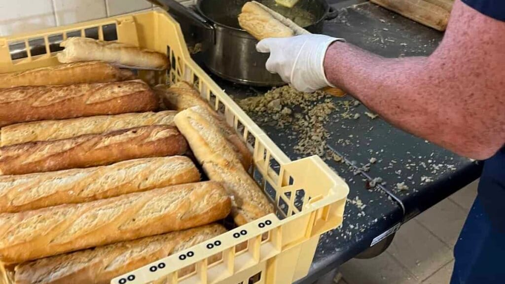 Carcassonne : des agents de la Ville distribuent des sandwichs aux pompiers