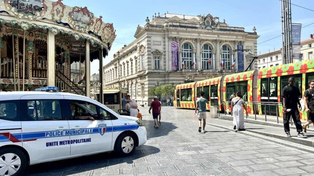 Linda Mansouri. Police municipale Montpellier comédie