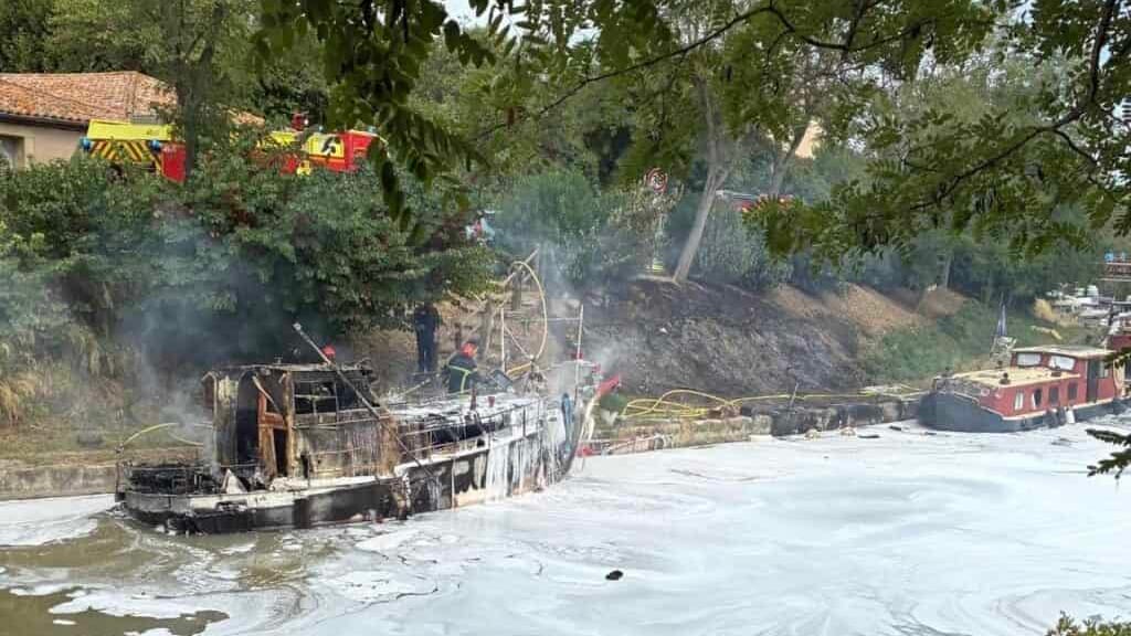 Hérault : une péniche de 10 mètres détruite par un incendie sur le Canal du Midi
