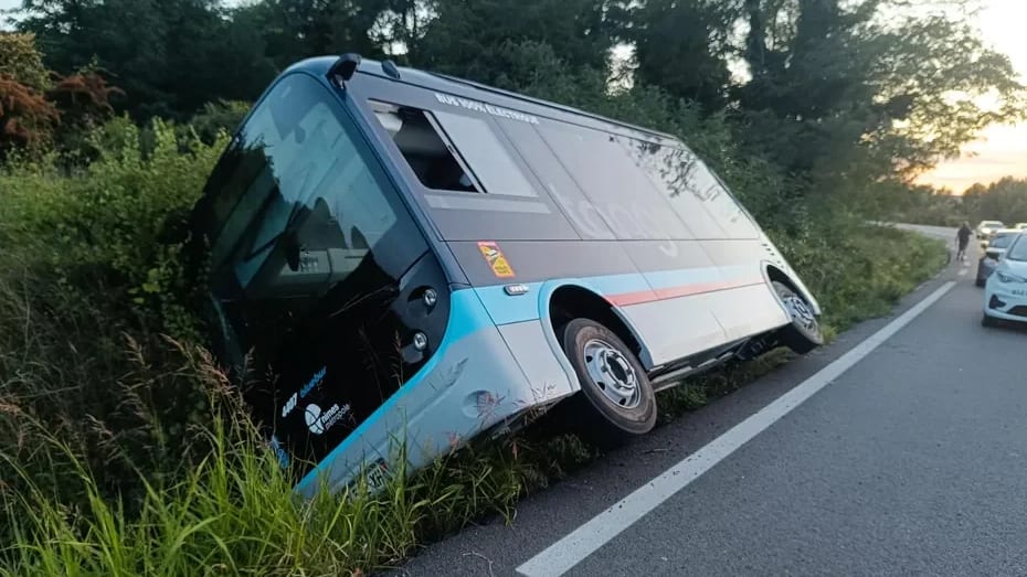 Gard : un bus termine sa course dans le fossé