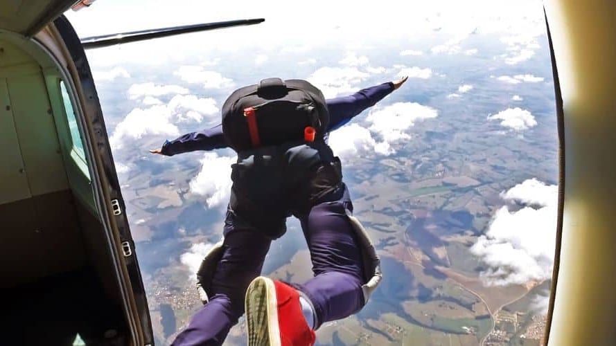 Un jeune homme meurt lors d’un saut en parachute