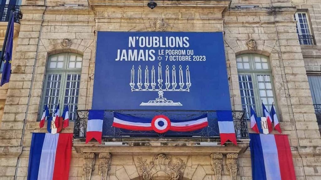 Béziers : « Nous choisissons plus que jamais les couleurs nationales ! », indique la Ville