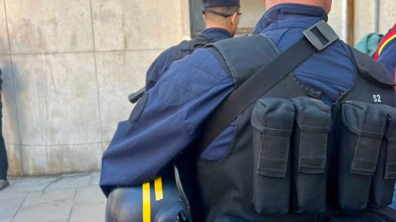Perpignan : trois policiers blessés, « violemment pris à partie par une trentaine de personnes »