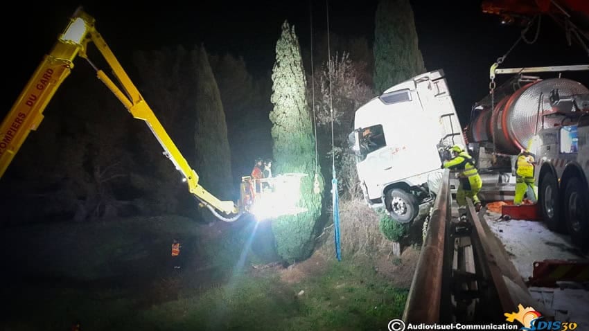 A9 : accident, un poids lourd transportant du vin quitte la chaussée à Marguerittes