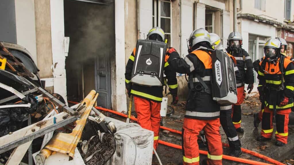 Aude : incendie dans un immeuble au centre-ville de Carcassonne, un pompier grièvement blessé