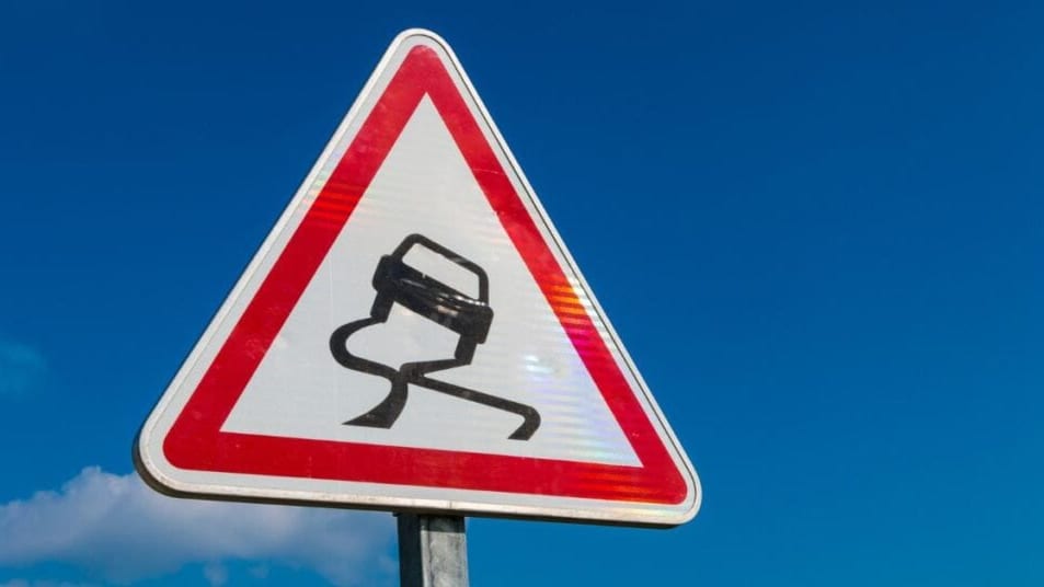 Gard : un camion-citerne se renverse et déverse de l’huile d’olive sur la route