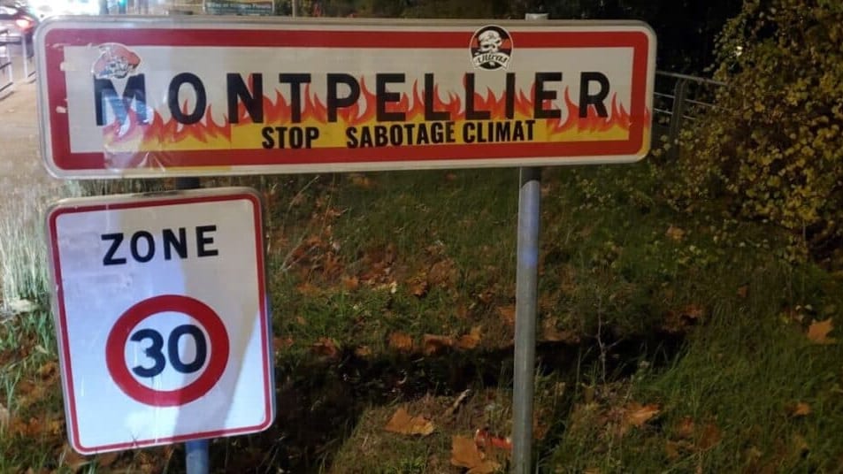 Hérault : pourquoi des stickers sont collés sur les panneaux d’entrée des communes ?