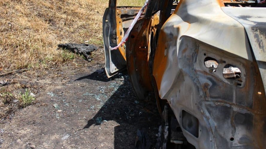 Une voiture en feu avec un corps calciné à l’intérieur