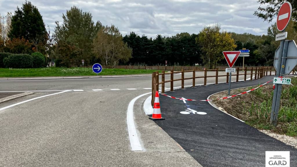 Gard : le Département sécurise le chemin cyclable autour du giratoire à Roquemaure