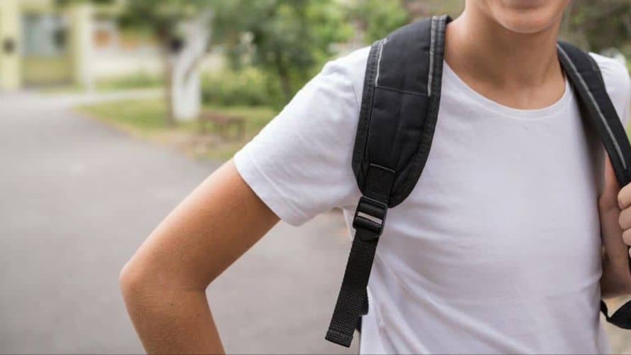 Un adolescent de 12 ans meurt percuté par une voiture sur le chemin du collège