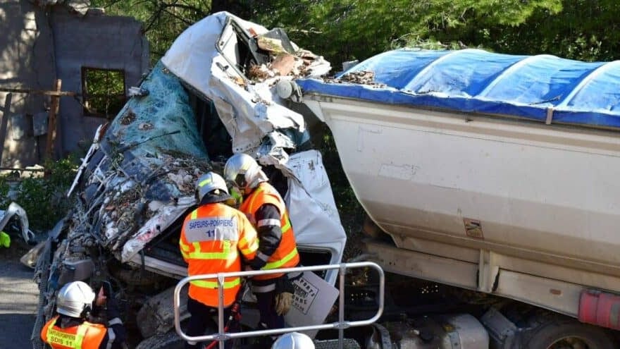 Aude : un poids lourd s’encastre dans un bâtiment, un mort