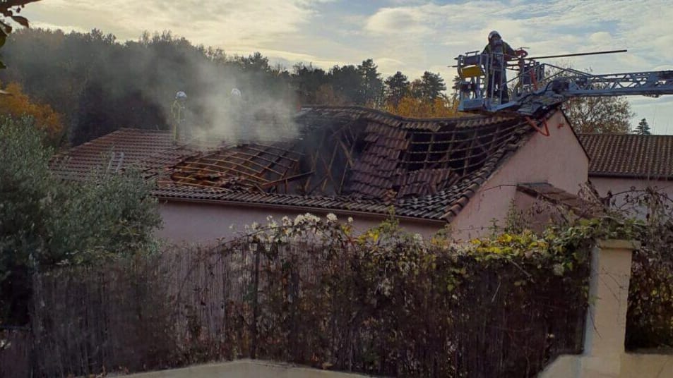 Gard : une maison prend feu à Monteils, la toiture s’effondre