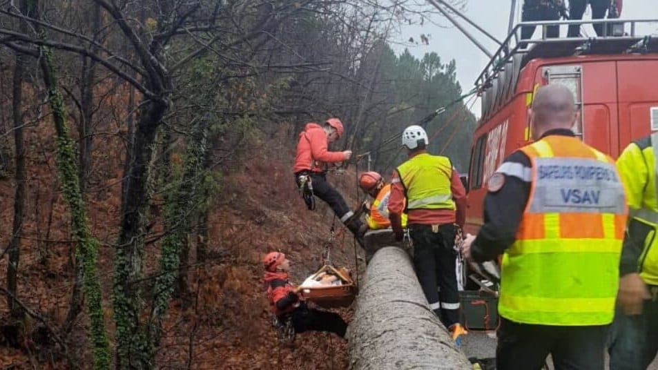 Gard : une conductrice secourue après une chute de 8 mètres avec son véhicule