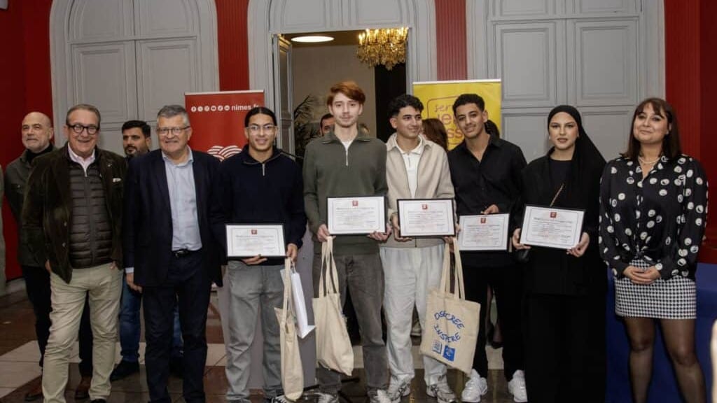 Nîmes : cinq jeunes récompensés par une bourse au mérite pour leur engagement citoyen