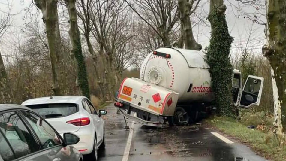 Hérault : un camion avec une citerne de gaz fait une sortie de route, la circulation bloquée