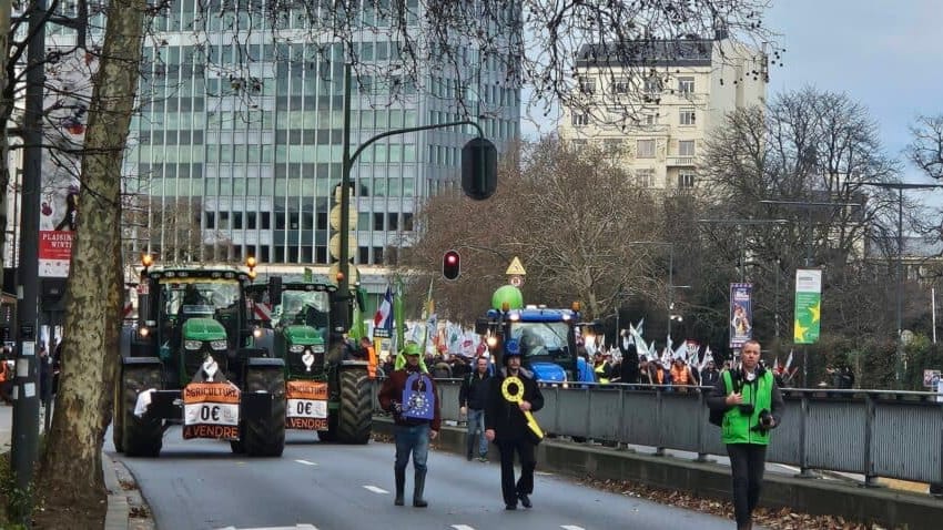 Des milliers d’agriculteurs en colère à Bruxelles, visés par des canons à eau