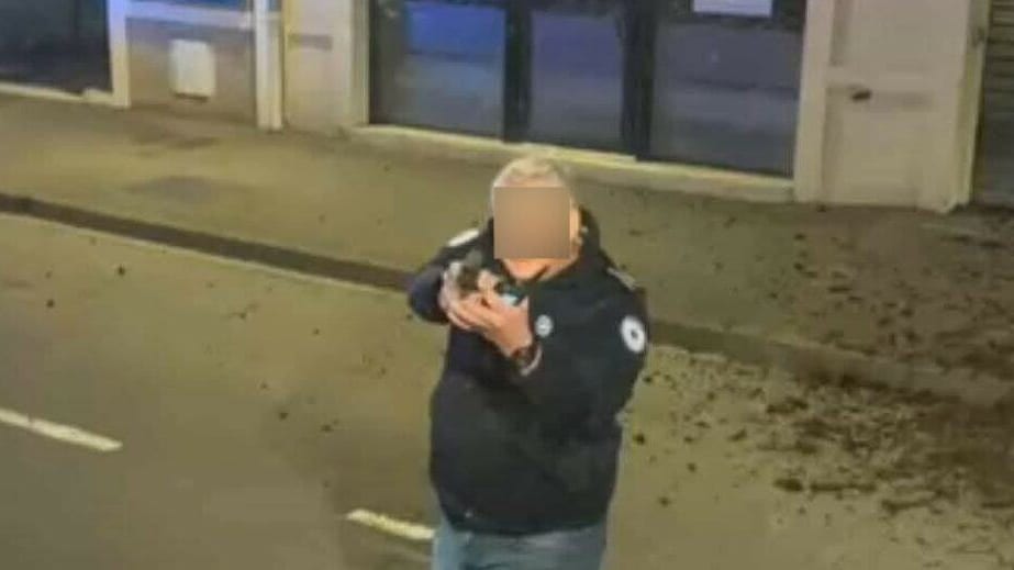 Gers : des policiers pointent leurs armes sur un agriculteur