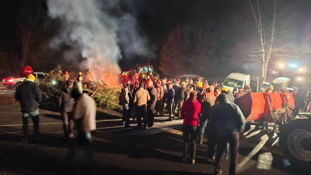 Hérault : péage bloqué, barrage filtrant, la colère des agriculteurs