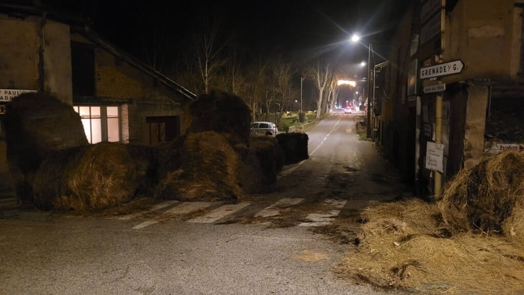 Haute-Garonne : des agriculteurs bloquent plusieurs routes à l’aide de bottes de paille
