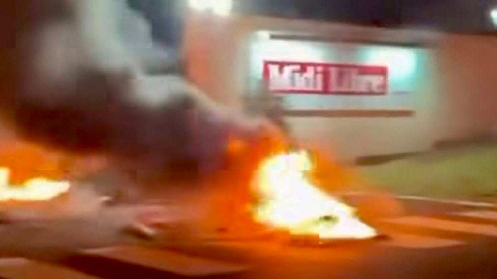 Hérault : des ostréiculteurs mettent le feu devant Midi Libre
