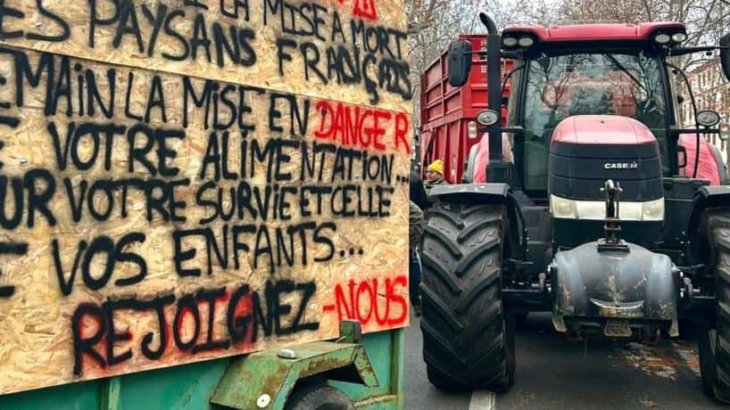 Occitanie : environ 70 agriculteurs se rassemblent devant un commissariat