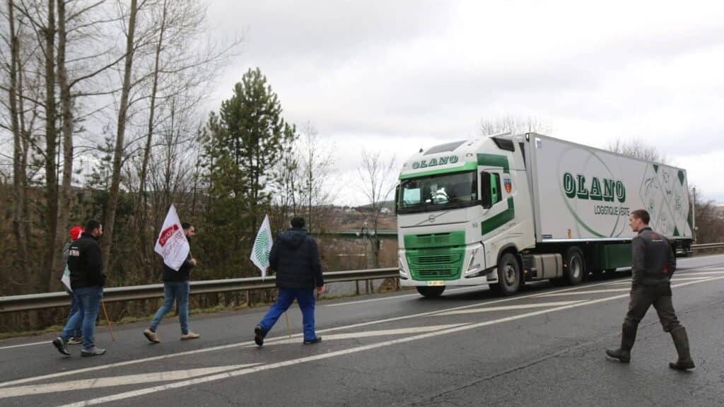 Lozère : les agriculteurs contrôlent les camions à l’entrée de Mende